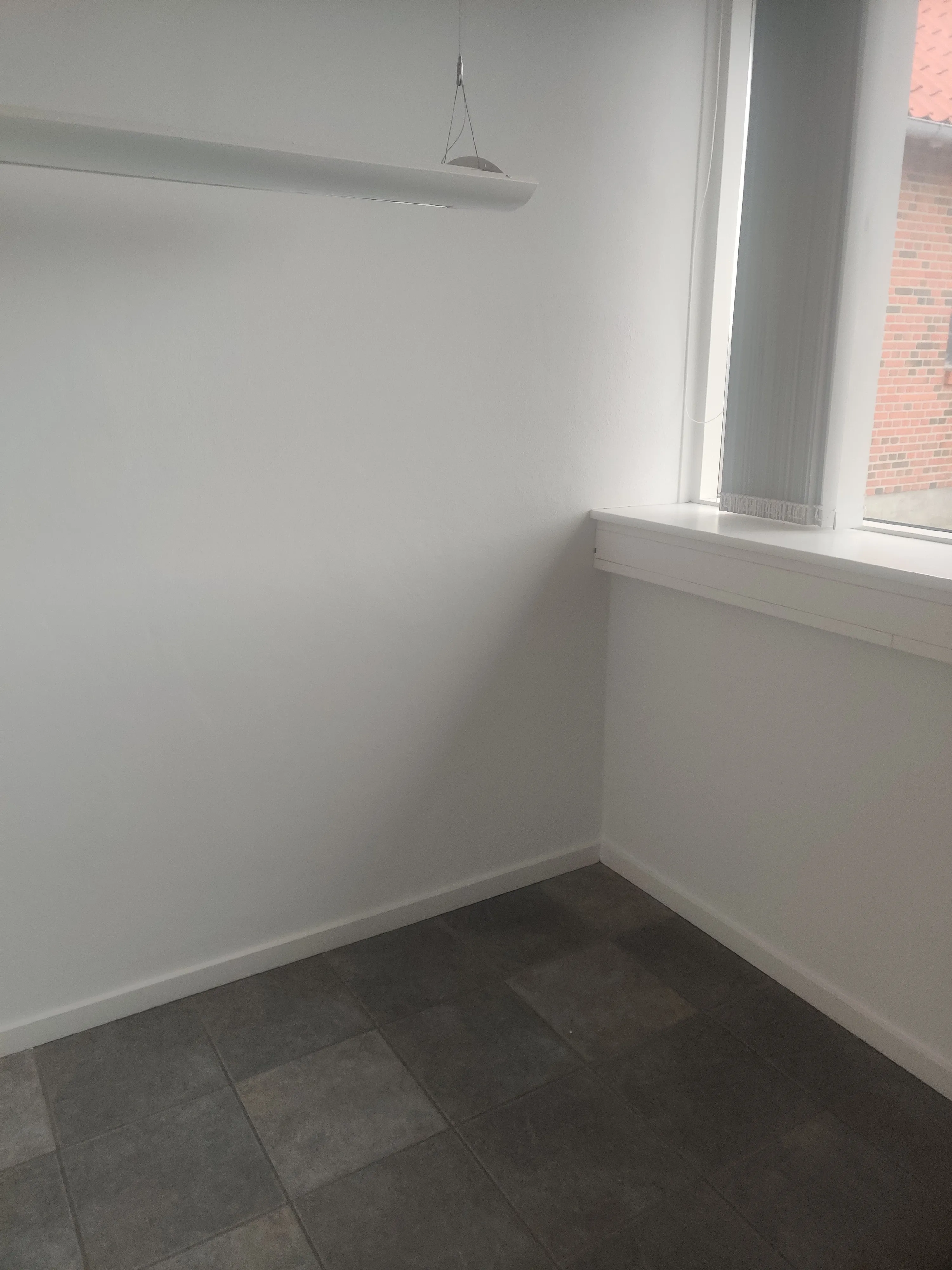 Et hjørnekontor med vinduer og udsigt.