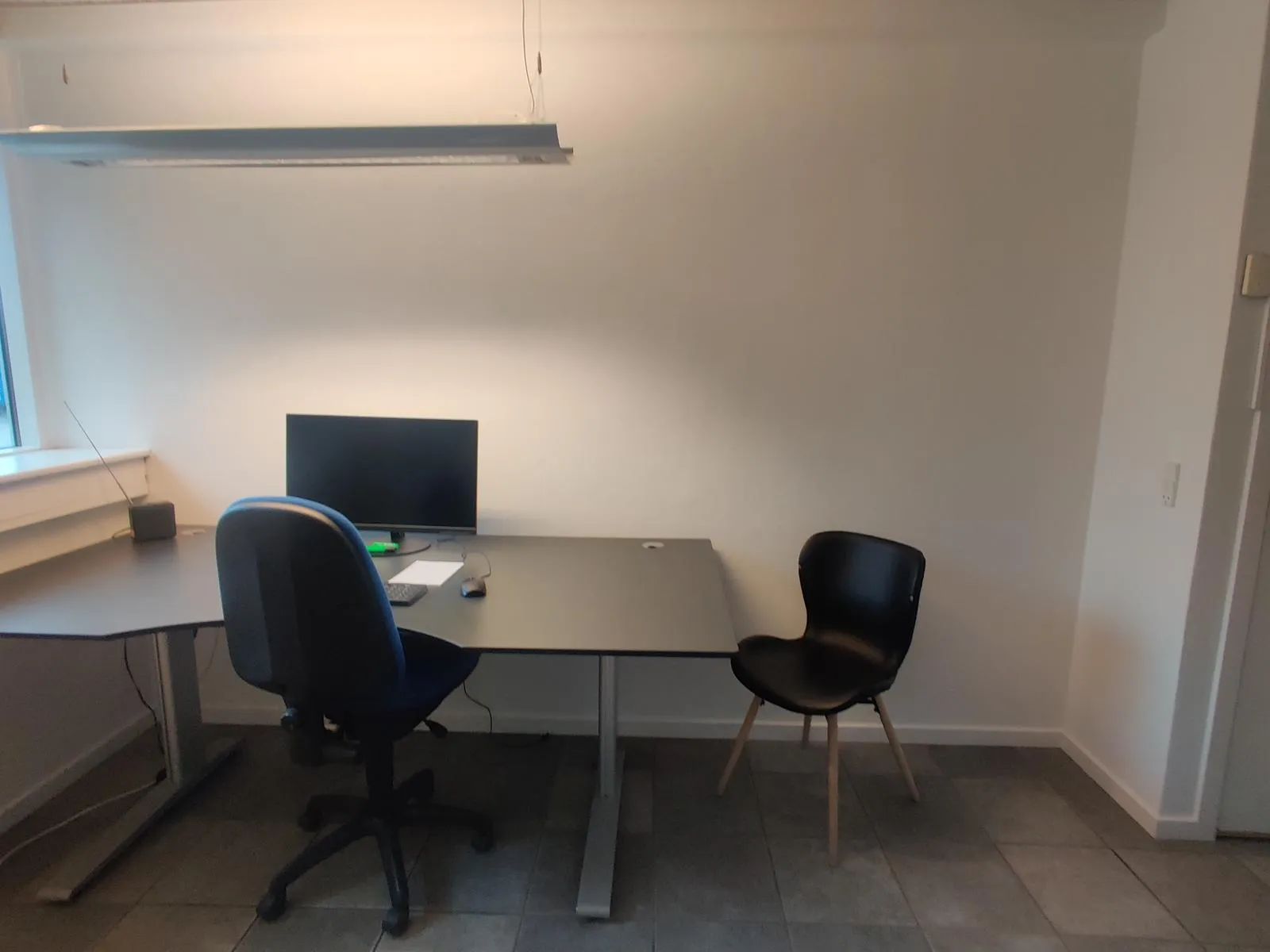 Et hyggeligt og velindrettet mindre kontor.