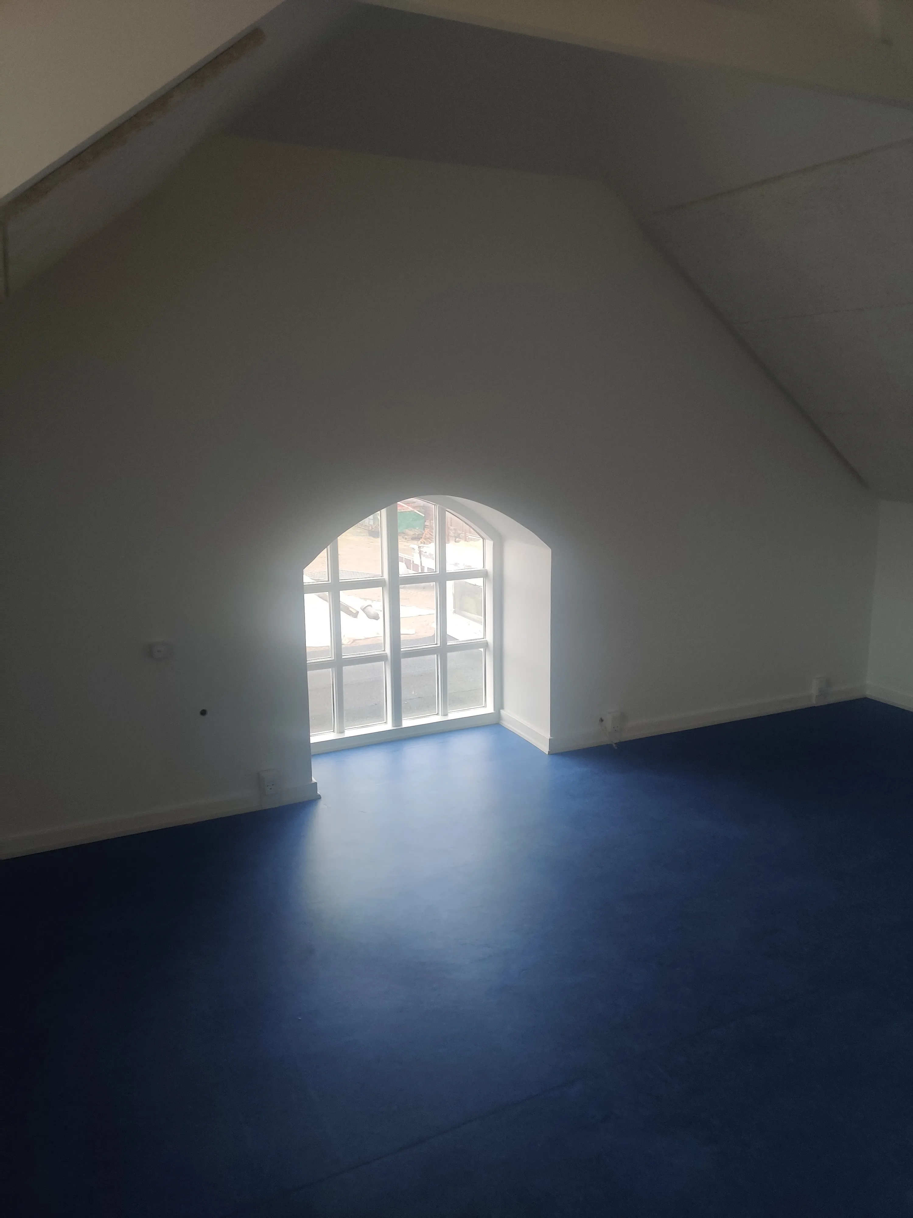 Et større kontorlokale med plads til to skriveborde.